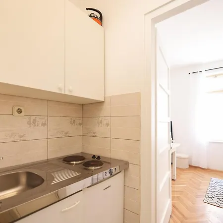 Cozy Studio In City Centar Stosija 아파트 *