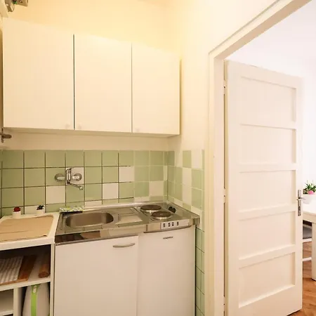 Cozy Studio In City Centar Stosija 아파트 *