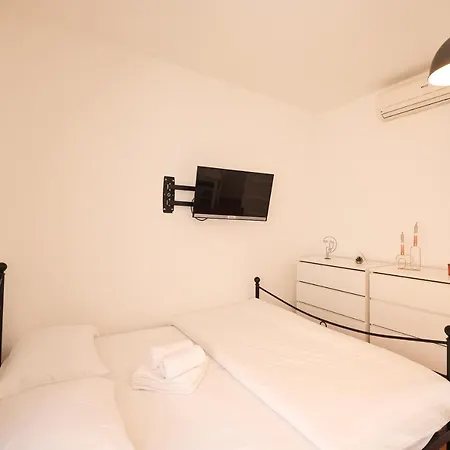 Cozy Studio In City Centar Stosija 아파트 *